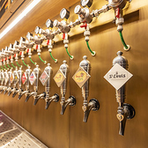 圧巻のビールサーバーのタップが並ぶカウンターは当店のシンボル。世界各地から厳選したクラフトビールや、あまり味わえない限定ビールなど、常に新鮮で多様なラインナップをご用意しております。