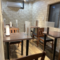 仕事帰りにふらっと立ち寄るなら1階へどうぞ！2名様がけテーブルを4卓ご用意しており、お一人様でも気軽にサク飲みを楽しめます。カウンター席のように使えるので、リラックスして過ごせますよ。