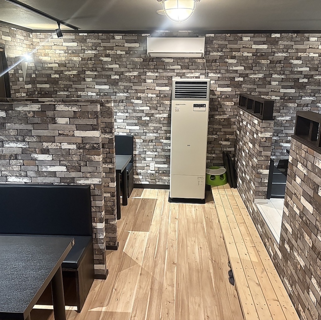 硬質なレンガに囲まれた秘密基地のような空間に、温かな肉のコントラストが鮮やかに映えます！