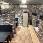 硬質なレンガに囲まれた秘密基地のような空間に、温かな肉のコントラストが鮮やかに映えます！