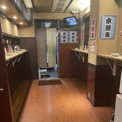 【雰囲気が心地良い】気心知れた友人とのサク飲みにも最適なカウンター席。もちろんお一人様も大歓迎です。　※画像は系列店