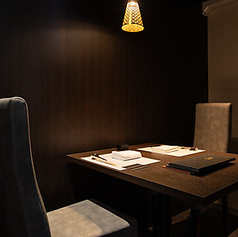 2名様までご利用可能な完全個室を1室ご用意しておりますお相手との距離感を大切にしたレイアウトと、会話を妨げない控えめなサービスで、デートや少人数での会食に最適◎プライベートなくつろぎのひとときを、ゆっくりとお過ごしいただけます。