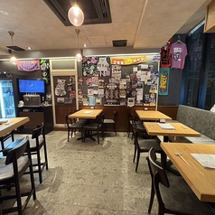 テーブルは18席ございます。