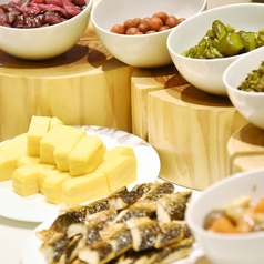 ▼メイン・ご飯など約30種を日替わりでご用意