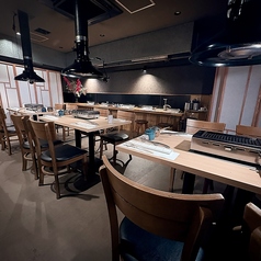 【3～4名様テーブル席】当店はお子様も大歓迎です！明るい店内でじっくり焼いたお肉を囲んで楽しく団欒。お隣の席とも適度なスペースを保っているのでリラックス◎ご家族でのお食事にもぜひご利用ください♪