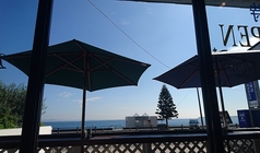 横並びのテラス席となります。