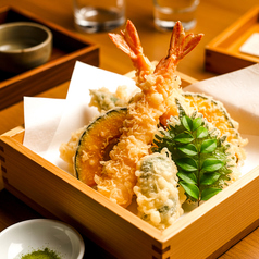 炭火焼き鳥の香ばしさや天ぷらの音♪五感で楽しむ創作和食が宴会を一層盛り上げます！の写真