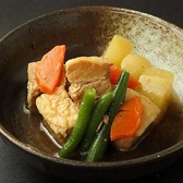 鹿児島が世界に誇るブランド食材である黒豚を使用した、贅沢な一品料理も自慢です。素材本来の豊かな甘みとジューシーな旨味を存分に引き出したメニューが目白押し。地元の銘酒とともに、本場の深い味わいをご堪能ください！