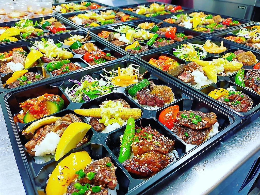 テイクアウトは焼肉弁当や単品、贈答セットなど多彩にご用意！お家で豪華なお食事をお楽しみ下さい。