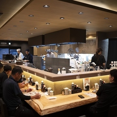 お一人様でも気兼ねなく過ごせる落ち着いたカウンター席。ランチやちょい飲みにぴったりです。