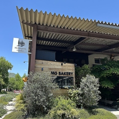 入口に焼きたてパンの店MG BAKERYを併設
