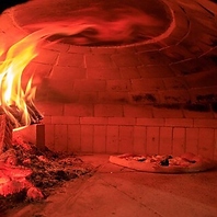 薪窯で焼き上げたピッツァは本場の味