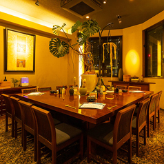 １Fテーブル席の中央には装飾である巨大な観葉植物があります!!プロの園芸師監修のもと、毎月異なった観葉植物を設置しています。常連様は植物の移り変わりも楽しむぽいんとのひとつです◎