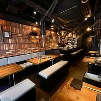 2024年に改装された1階席、友人や家族との食事に◎