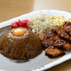 トッピング付きでボリュームたっぷり『ジャンボカレー』