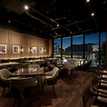 4名様掛けのテーブルを9卓ご用意しております。大きな扉から見える夜景を楽しみながらお召し上がりいただけます。