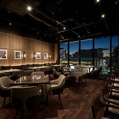 4名様掛けのテーブルを9卓ご用意しております。大きな扉から見える夜景を楽しみながらお召し上がりいただけます。