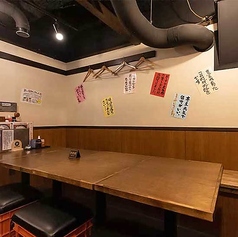 会社宴会や歓送迎会などの集まりに便利な中人数向けのテーブル席もご用意しています。仲間とわいわい賑やかに楽しむのに最適！美味しい料理と豊富なドリンクで、楽しい宴会をサポートします。