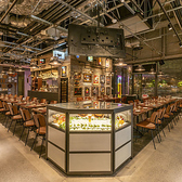 ご来店のお客様が快適なひとときをお過ごしいただけるよう、店内ではフリーWi-Fiをご利用いただけます。お食事中の調べ物や、ビールの情報をチェックする際などにご活用ください。