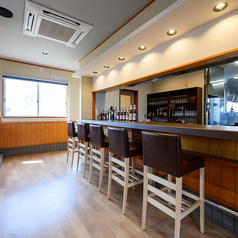 1名掛けのカウンターは全5席。おひとり様でも気軽に利用でき、シェフの調理風景を間近で楽しめる人気の特等席です。味・香り・音まで五感で楽しめ、デートや軽い食事にも最適なライブ感あふれる空間です。