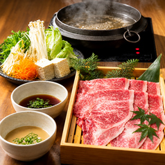 国産黒毛和牛を贅沢に使用したしゃぶしゃぶの写真