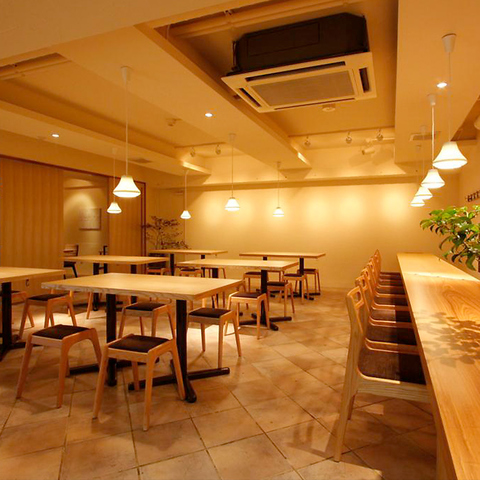 白木のテーブルが並ぶモダンな店内