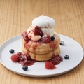 料理メニュー写真&nbsp;ベリーとクリ－ムチ－ズのパンケ－キ