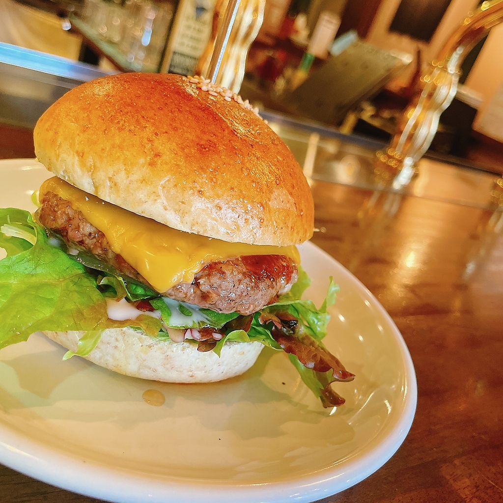★当店イチオシメニュー★チーズバーガー♪　つなぎなしの牛100%パティを使用。ボリューム満点です◎