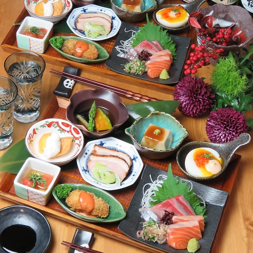 カウンターにはおばんざいが種類豊富に並んでおりますので、お気軽にお好きなものをご注文ください。