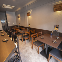 控えめなインテリアや照明が◎ゆったり落ち着く空間