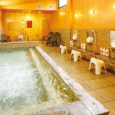 【サウナとお風呂も楽しめる】じっくりと汗を流し体も心も整う、木の温もりを感じられる自慢のサウナ室♪日々の疲れを癒しリフレッシュした後は、ぜひお食事をお楽しみください！