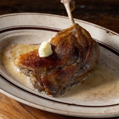 合鴨もも肉のコンフィ　リヨネーズソース