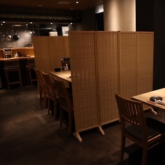 【テーブル席】パーテーションで仕切られ、プライベート感を大切にした空間。落ち着いて食事や会話を楽しめる、居心地の良いお席です。