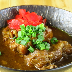 じっくり煮込んだ豚軟骨カレー煮込みの写真