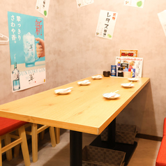 三宮駅徒歩1分、和の趣き溢れる店内は大人の為の落ち着いた雰囲気となっております。2名様~75名様までご利用可能な個室席は三宮駅での接待や女子会、合コンなど各種宴会に最適なプライベート個室空間♪※お写真は系列店になります。