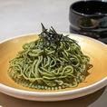 当店の名物である「茶蕎麦」は、豊かな香りと鮮やかな緑色が特徴です。伊勢神宮銘茶・芳翠園の茶葉を贅沢に使用し、職人が丁寧に仕上げました。のど越しも良く、コースの〆の一品としても大人気です。目でも舌でも楽しめる、こだわりの詰まった極上の蕎麦をぜひ一度ご賞味ください。