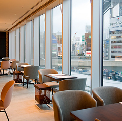 【窓側2名様テーブル、4名様テーブル】渋谷ストリーム4Fからは完成しつつある渋谷の街を一望できます。