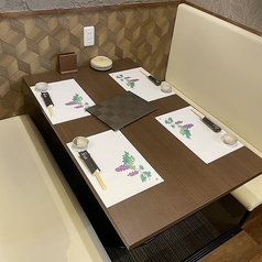 テーブル席でゆっくり話しながらお過ごし下さい