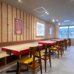 6名様、8名様、10名様など人数に合わせてテーブルをつなげることも可能です！最大20名様まで可能なので大規模宴会にぜひご利用ください。なお、店内の状況次第ではご利用いただけない場合もございますので、予めご了承ください。快適な空間でお楽しみいただけるよう心がけております。