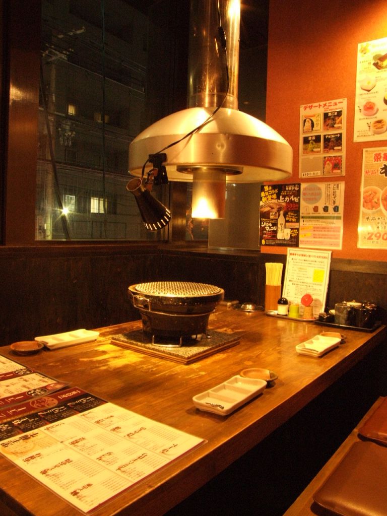 ほどよい活気がある店内。男女とわず人気です。