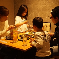 ≪奥テーブル席≫お子様連れには店内奥のテーブル席がオススメ♪お子様も楽しめる創作串