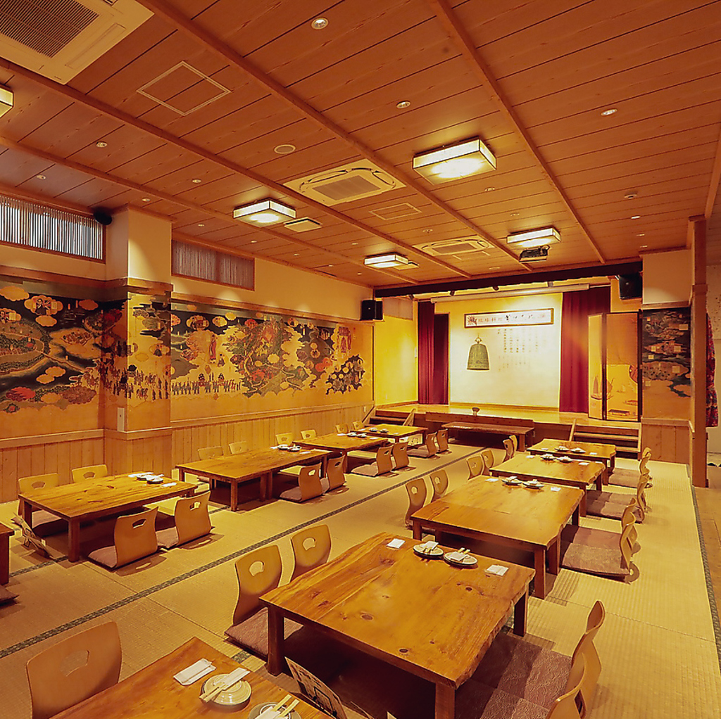 琉球舞踊を鑑賞しながら当店ならではのお料理を。大切な人と琉球の歴史と文化に触れてみませんか。