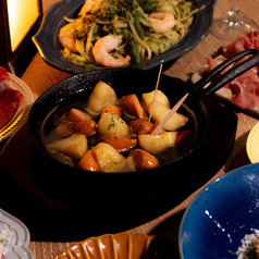 スパイシーソーセージとジャガイモのアヒージョ