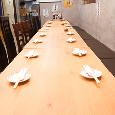 三宮駅徒歩1分、和の趣き溢れる店内は大人の為の落ち着いた雰囲気となっております。2名様~75名様までご利用可能な個室席は三宮駅での接待や女子会、合コンなど各種宴会に最適なプライベート個室空間♪※お写真は系列店になります。