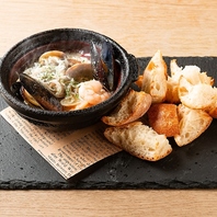 アツアツ絶品。魚介の旨みたっぷりのアヒージョ！