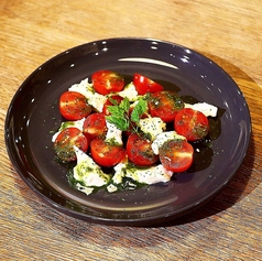 ミニトマトとモッツァレラチーズのカプレーゼ ジェノベーゼソース添え