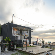 特別な人との思い出を作るための2名用テーブルを2席ご用意。落ち着いた雰囲気の中で、心に残る素敵なひとときをお過ごしいただけます。特別な時間をぜひお楽しみください。