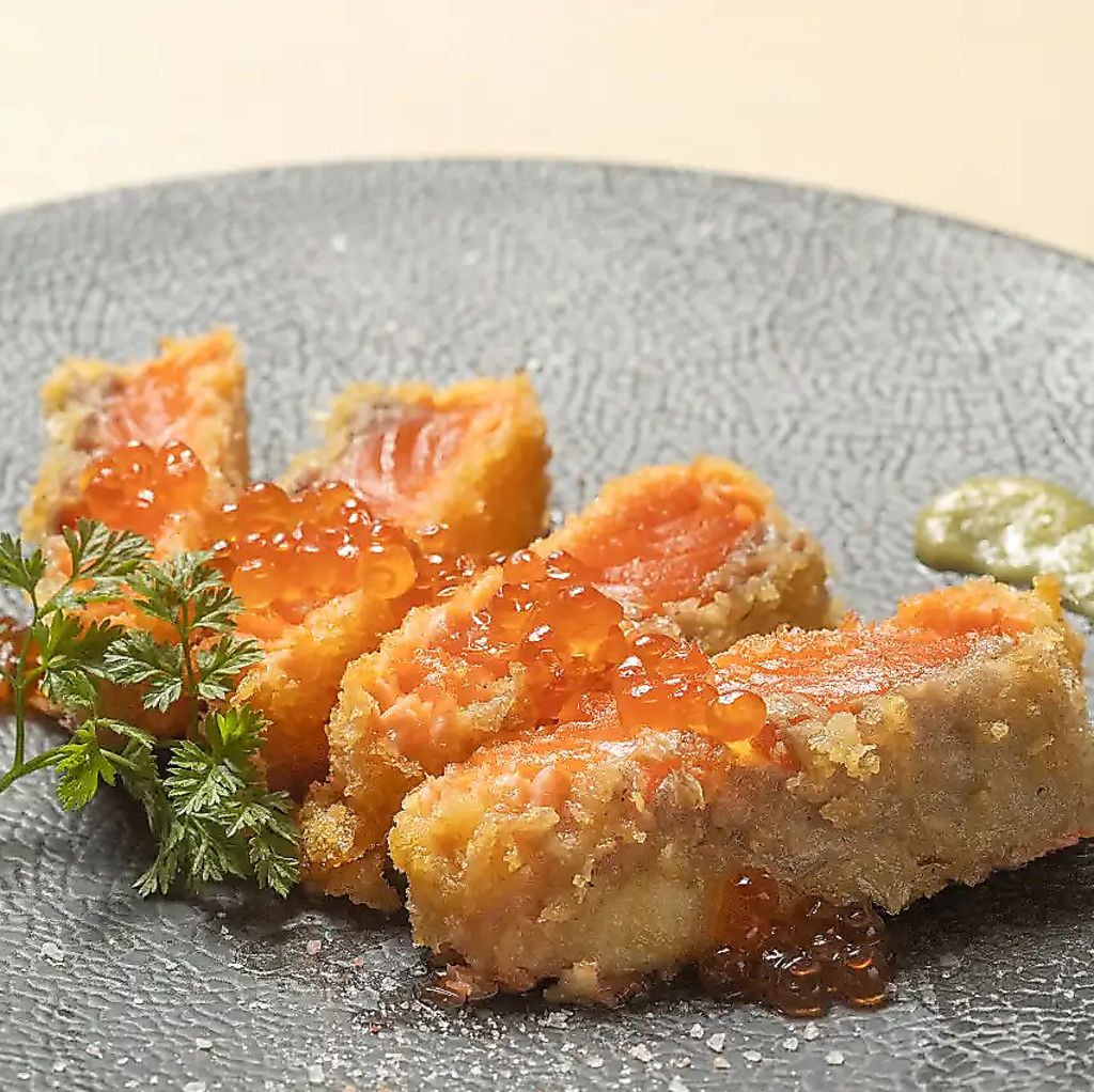 サーモンといくらのレアかつは、見た目も美しく、ぜひご賞味いただきたい一品です！