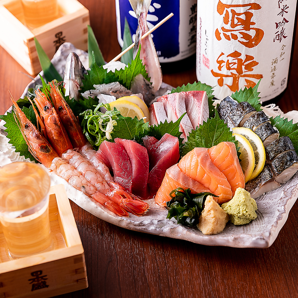 新鮮な旬のお刺身は盛り合わせがおすすめ！お酒もグイグイ進みます♪