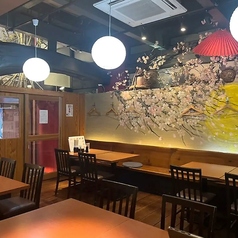 ゆったりとしたテーブル席はご家族でのお食事におすすめ。